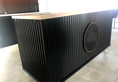 Eventbar Outdoortheke aus Aluminium mit Ansatztischen zerlegbar Werbeschilder Rückwand Lochblechtafel