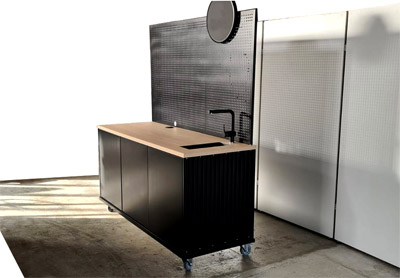 Eventbar Outdoortheke aus Aluminium mit Ansatztischen zerlegbar Werbeschilder Rückwand Lochblechtafel