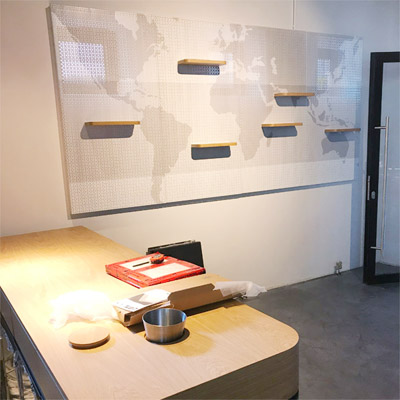 Empfangstheke mit Sple und Empfangsbereich mit Lochrckwand mit Digitaldruch und Einhngebden